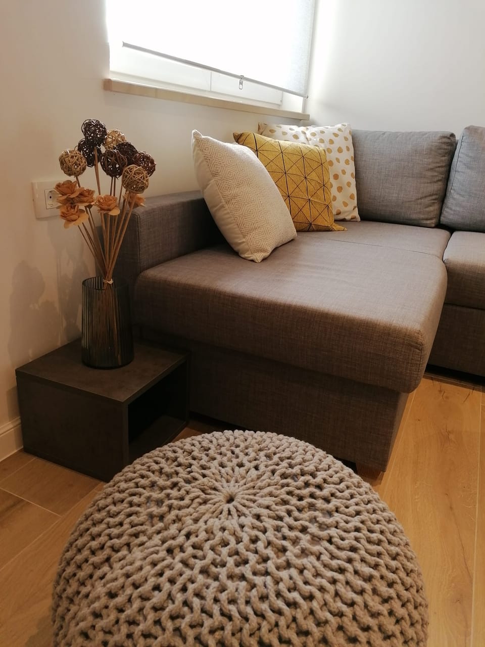 Kutna sofa s pletenim tabureom i pomoćnim stolićem — Eva Apartman, Kućište