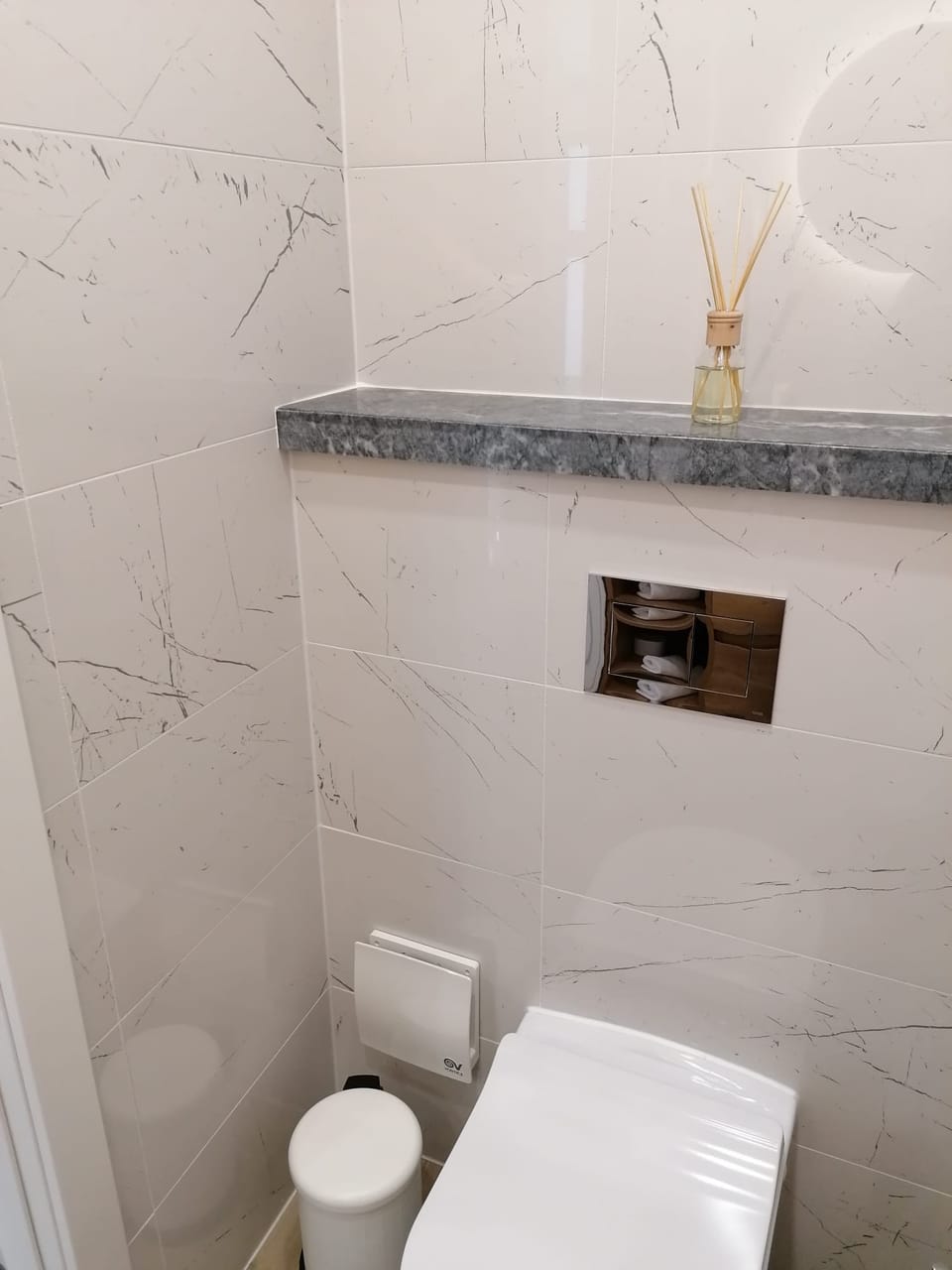 Kupaonica s mramornim pločicama i udubljenom policom — Eva Apartman, Kućište
