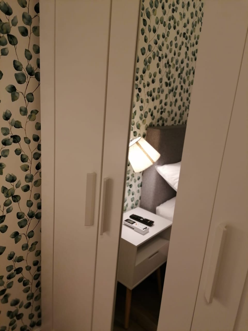 Ormar u spavaćoj sobi sa zrcalom i noćnim ormarićem — Eva Apartman, Kućište