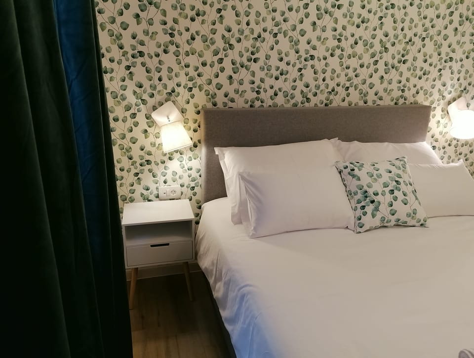 Bračni krevet s lampom za čitanje i botaničkom tapetom — Eva Apartman, Kućište