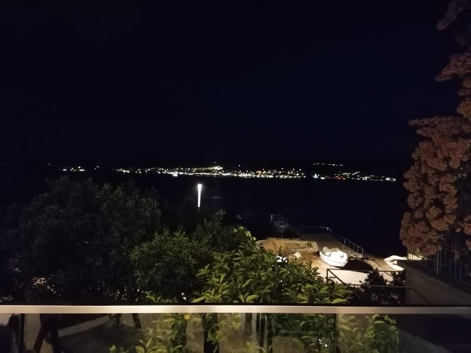 Noćni pogled s terase na svjetla uvale — Eva Apartman, Kućište