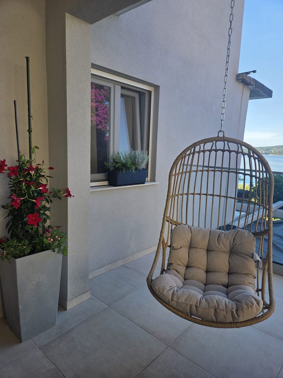 Viseća ratan fotelja na terasi s pogledom na more — Eva Apartman, Kućište