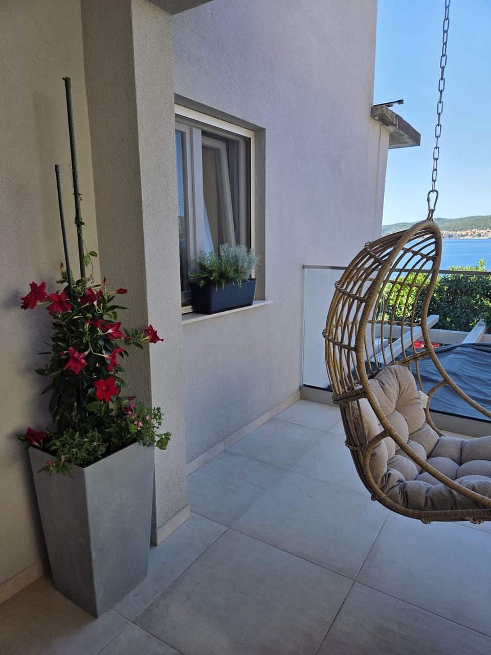 Viseća fotelja i cvijeće s pogledom na more i Korčulu — Eva Apartman, Kućište